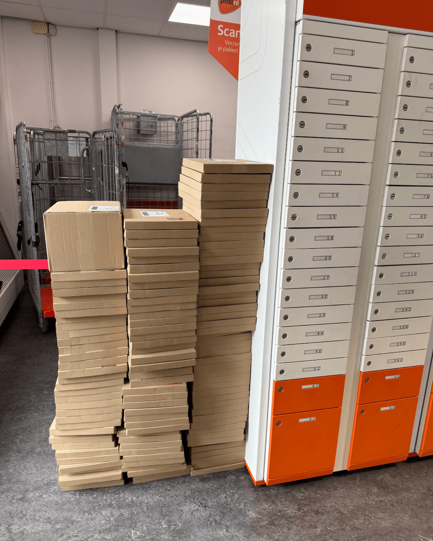 Stapels verzendklare pakketten bij het postkantoor